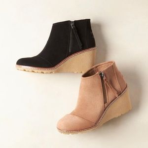 BRAND NEW TOMS Avery wedge in black